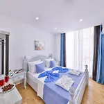 Vila Maksi 1 *
